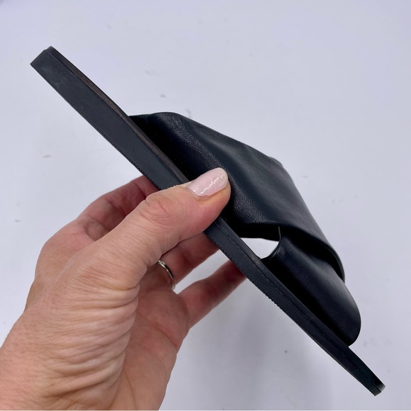 NEW Everlane Black Leather Day Crossover Sandal in Size 5.5 - Picture 4 of 11